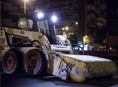 Máquina de Emesa arreglando el pavimento