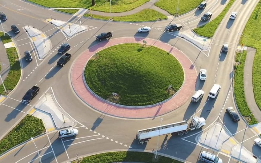 How to drive on a roundabout correctly? 