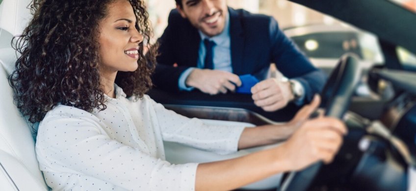 cómo sentarse correctamente en el coche