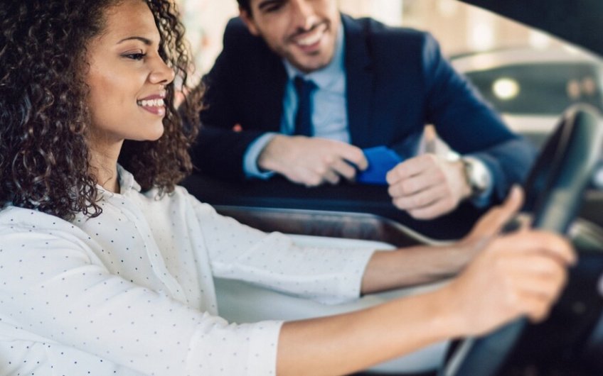 cómo sentarse correctamente en el coche